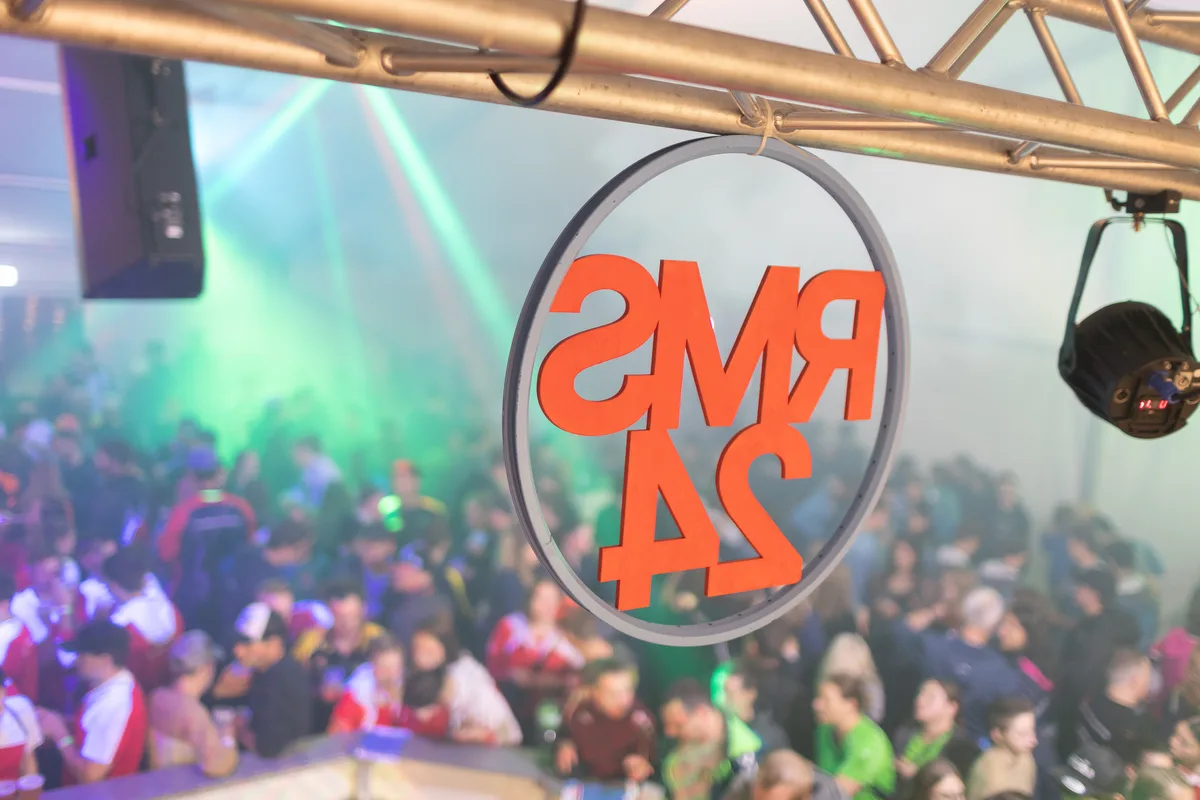 Feiernde Menschen in einer Halle
